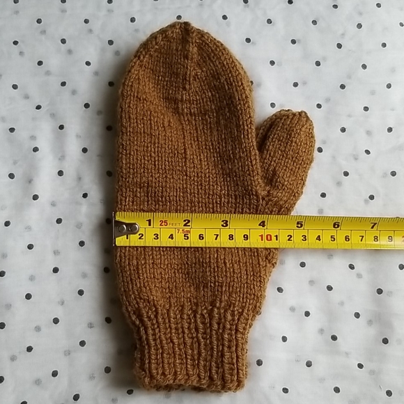Handmade tan coloured mittens - Picture 3 of 4